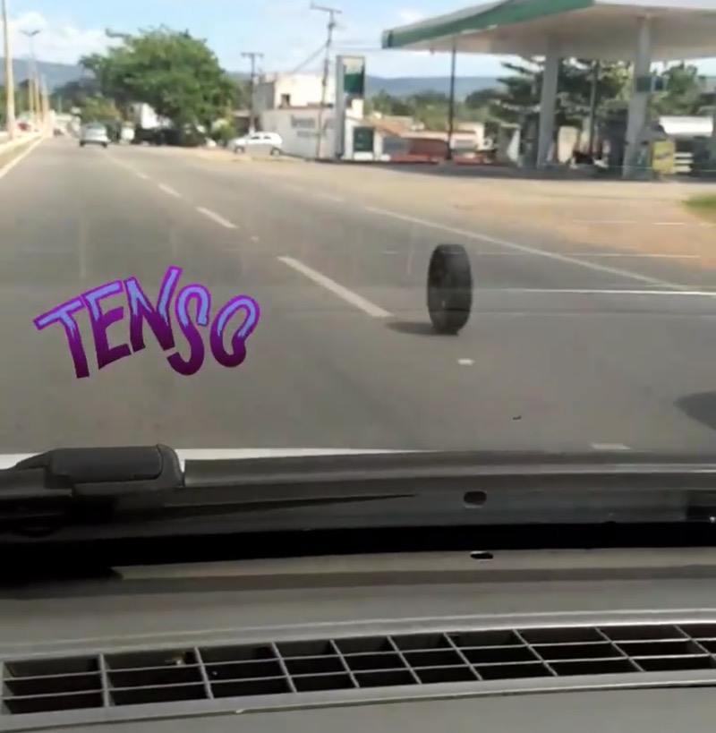 Vídeo: Pneu de caminhão se solta e atinge veículo na avenida padre Cícero em Crato