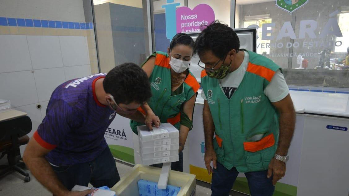 Lote com 93,6 mil doses da vacina da Pfizer contra a Covid-19 chega ao Ceará