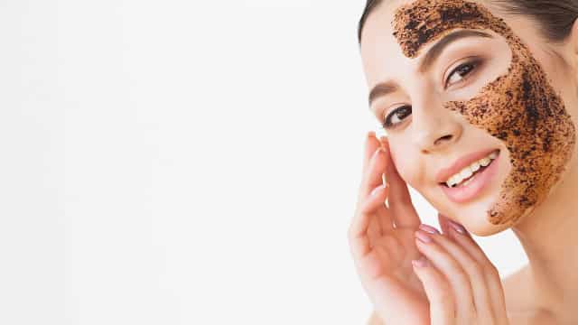 Máscara caseira rejuvenescedora de café com mel