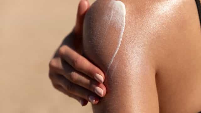 Três super dicas para combater a pele seca nos meses de verão