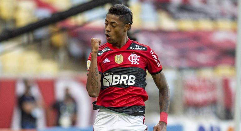 Com show de Bruno Henrique, Fla goleia o São Paulo e quebra tabu