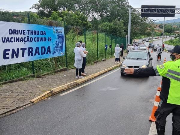 População de 30 a 59 anos do Crato volta a ser vacinada contra a Covid-19, em drive-thru, neste sábado, 31