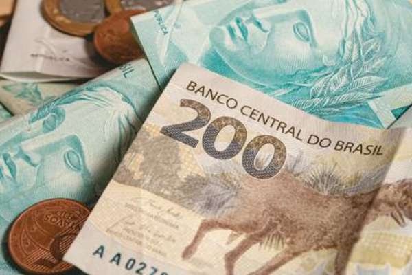 Salário mínimo completa um ano sem aumento real; entenda