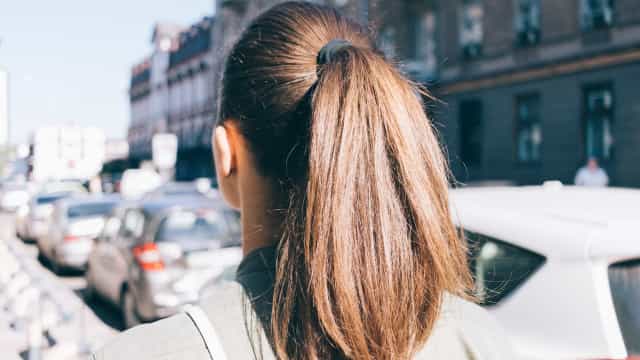 Prender o cabelo. O erro comum que tem mesmo de evitar