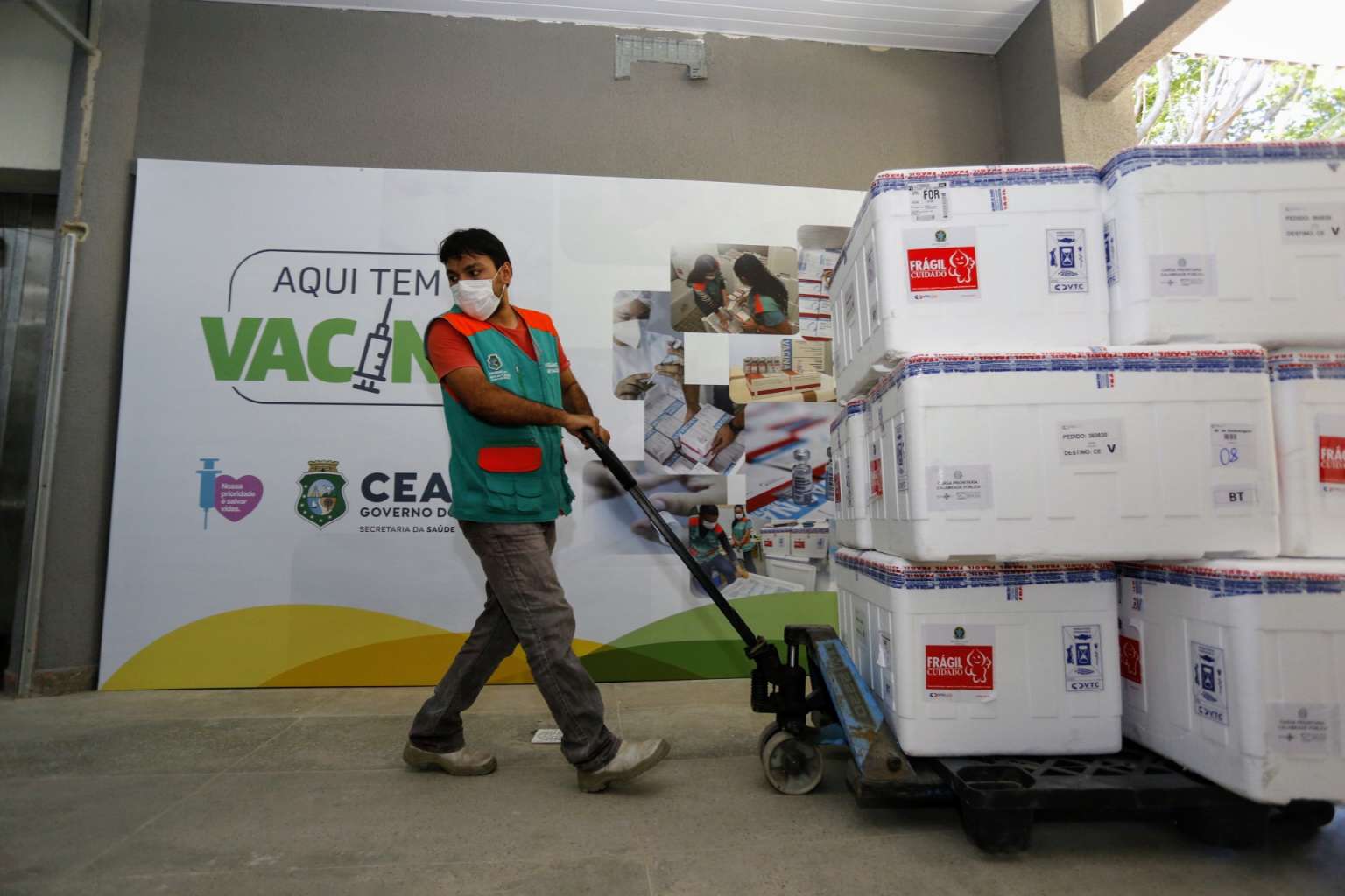 Novo lote com 205 mil de vacinas contra a Covid chega ao Ceará