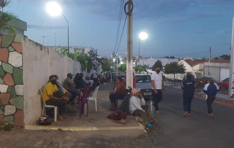 Moradores de Acopiara dormem em fila para receber a vacina contra Covid-19