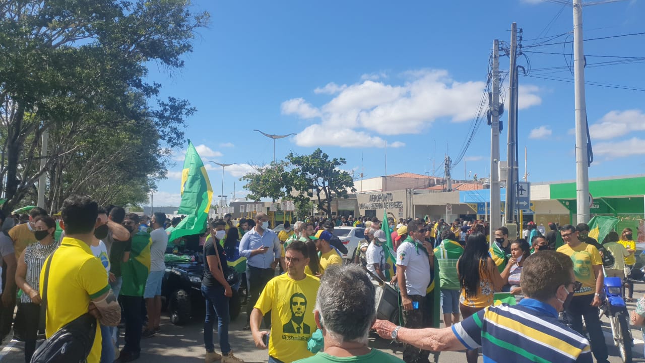 Agora: apoiadores esperam Bolsonaro no aeroporto de Juazeiro do Norte