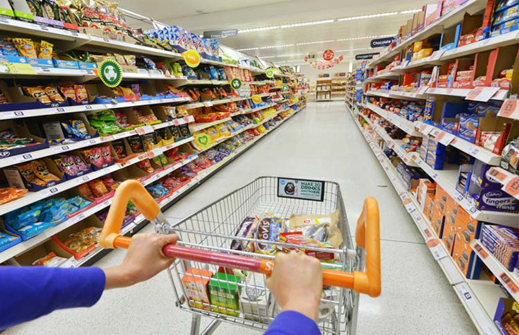 Consumo das famílias cresce 4% em junho, diz Abras