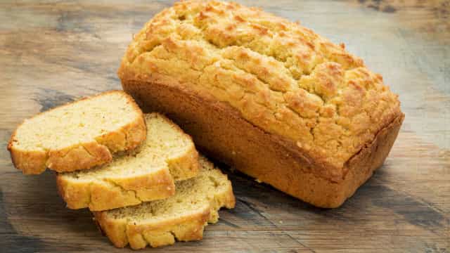 Pão doce com cobertura de coco para o pequeno-almoço