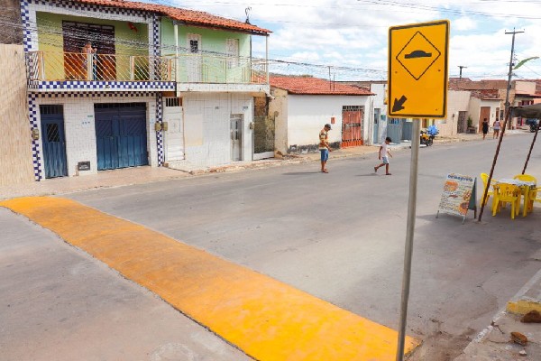 DEMUTRAN do Crato inicia serviço de implantação de redutores de velocidade em localidades do município