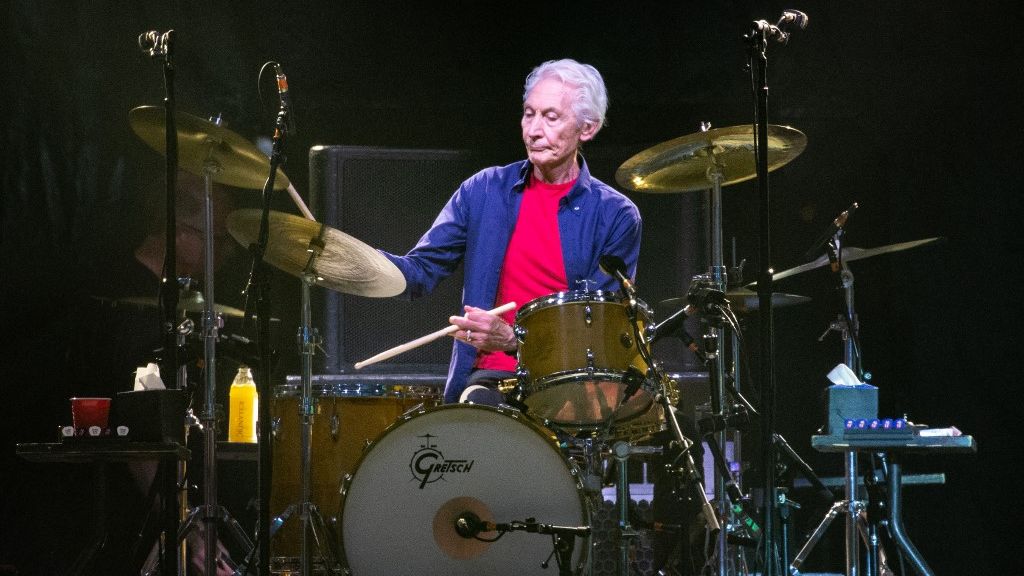 Charlie Watts, baterista do Rolling Stones, morre aos 80 anos