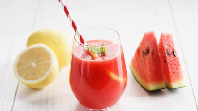 Está a ‘morrer’ de calor? O sumo natural que mantém o corpo hidratado