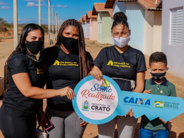 Famílias cratenses realizam o sonho da casa própria e recebem as chaves dos residenciais São Bento I e II