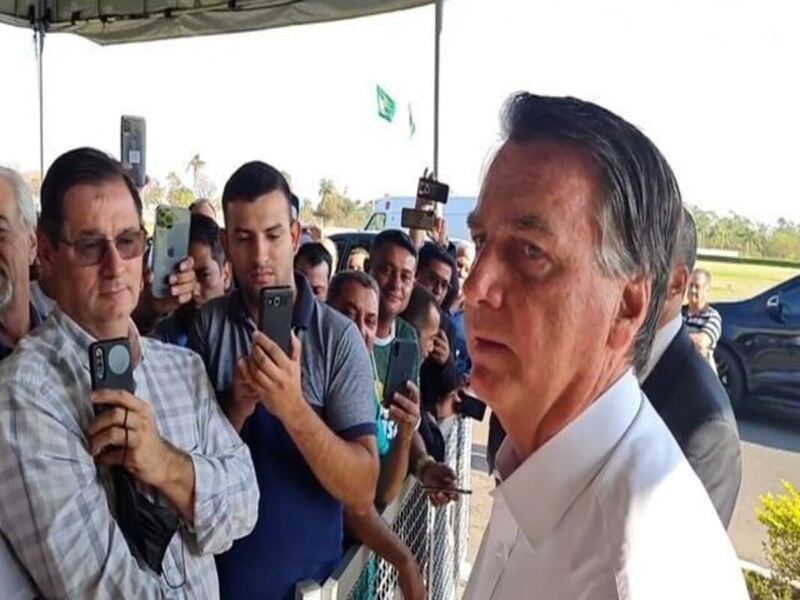 Bolsonaro chama de ‘idiota’ quem diz que tem que comprar feijão: ‘Tem que todo mundo comprar fuzil’