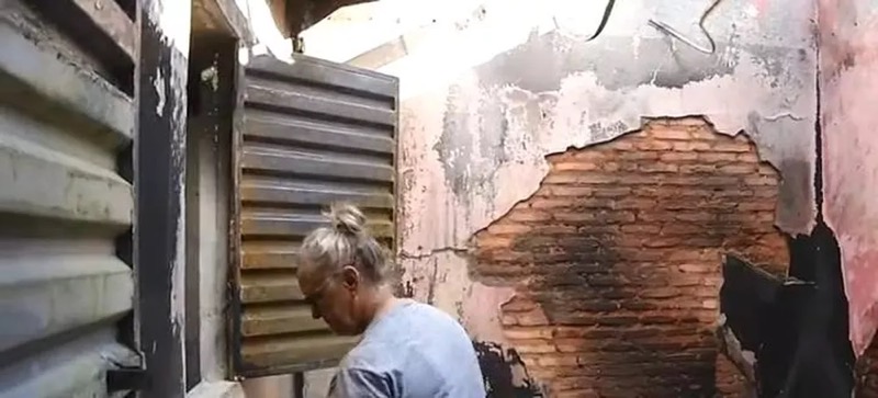 Casa é incendiada após idosa acender vela em oração para recuperar celular roubado em Juazeiro do Norte