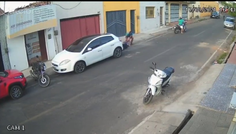 Mulher é arrastada no meio da rua durante assalto em Juazeiro do Norte