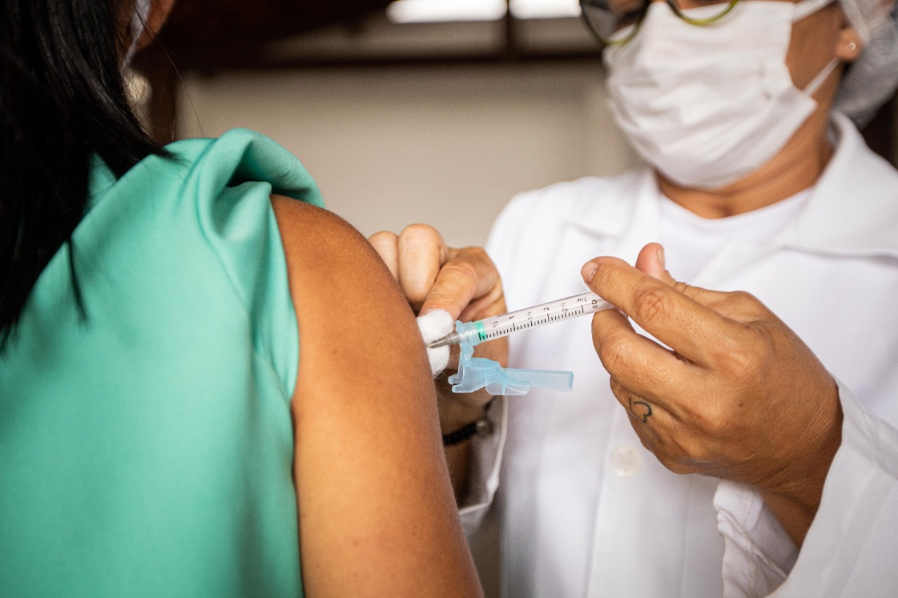 Juazeiro do Norte aplica 2ª dose de Coronavac e AstraZeneca durante esta semana