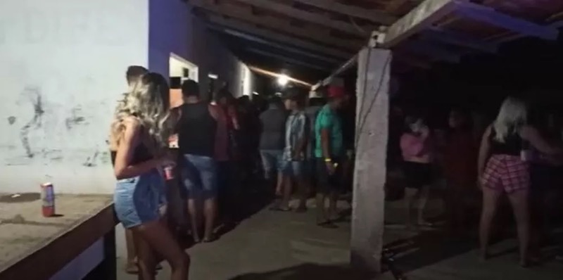 Fiscalização dispersa aglomeração de mais de 100 pessoas durante festa em bar em Barbalha