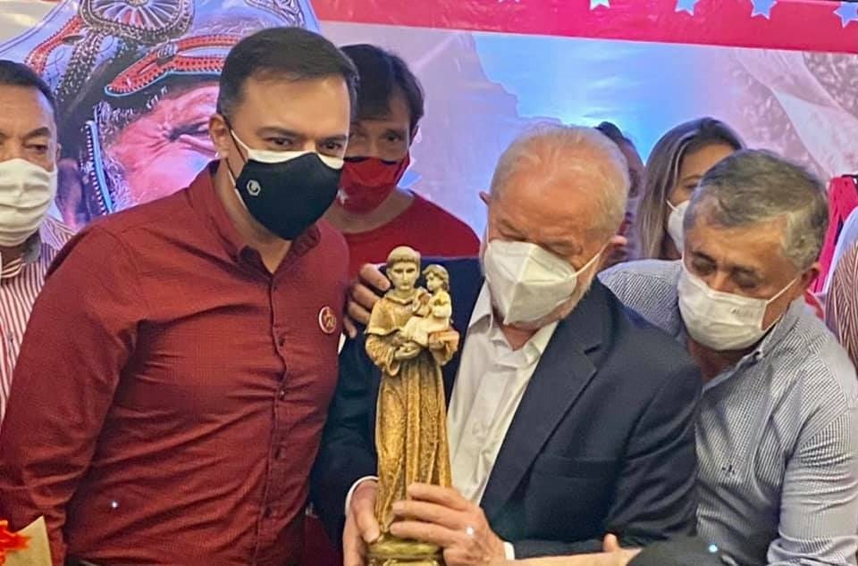 Fernando Santana presenteia Lula com estátua de Santo Antônio