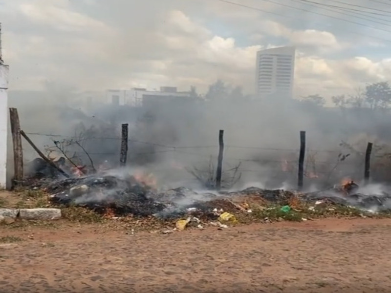 Moradora de Juazeiro denuncia queimadas em terreno no bairro Planalto