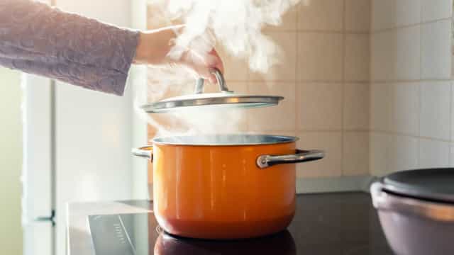 Como limpar panelas de inox? Com limão, é óbvio!