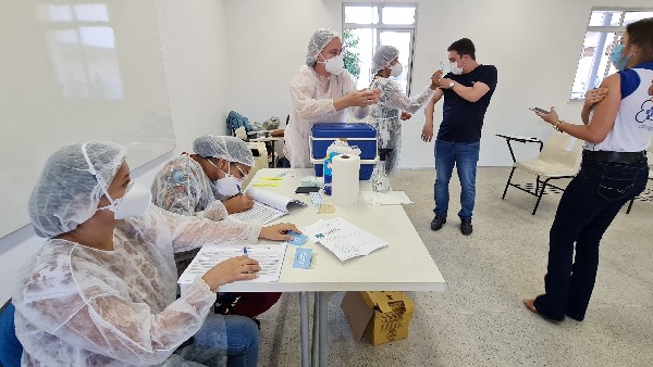 Crato larga na frente na vacinação de adolescentes no Crajubar