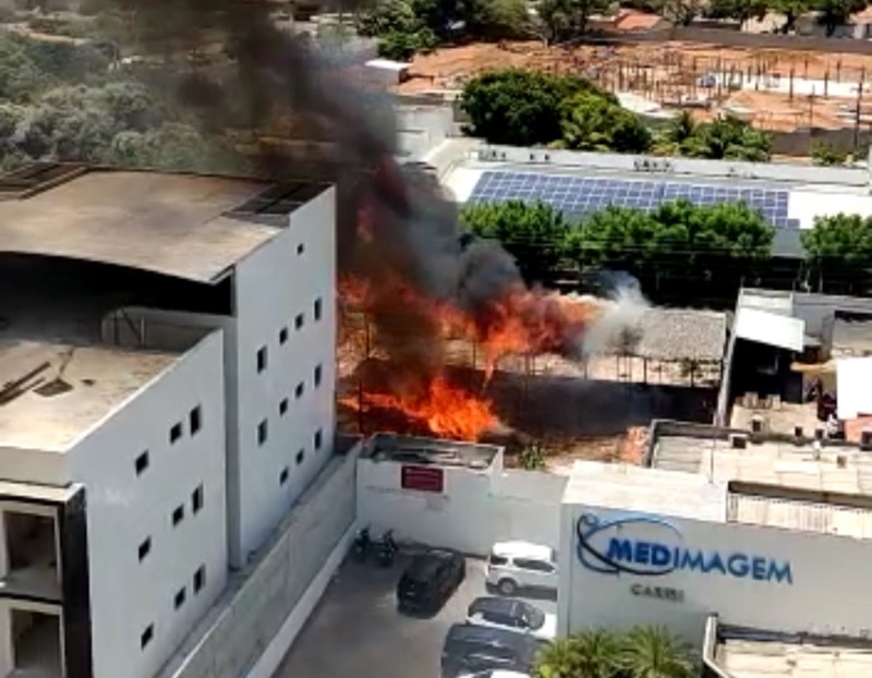 Urgente: Incêndio atinge prédio de antigo restaurante em Juazeiro do Norte