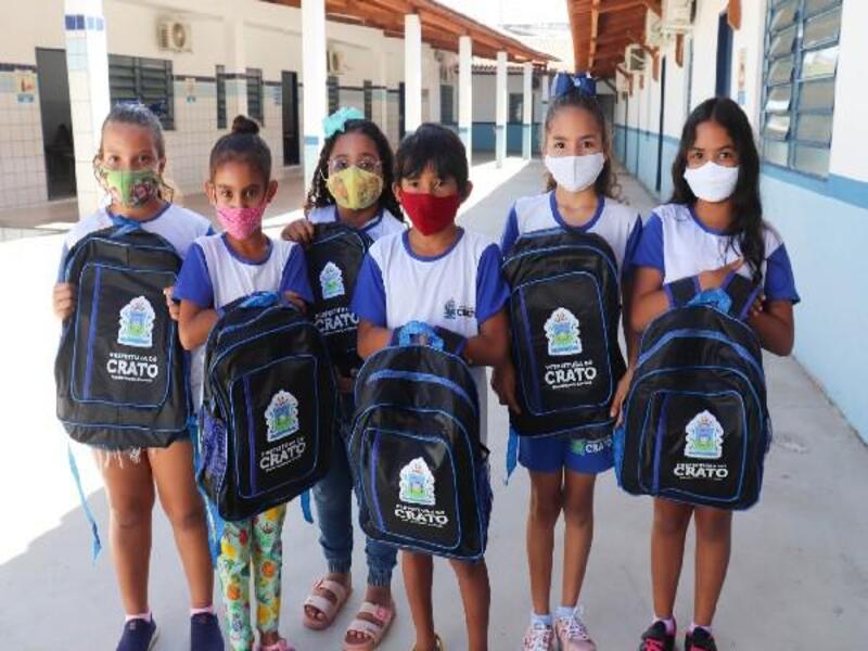 Na volta às aulas, estudantes do Crato recebem material e fardamento escolar gratuitos