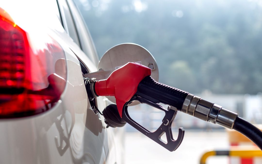 Encher tanque com gasolina ficou quase R$ 80 mais caro em 2021