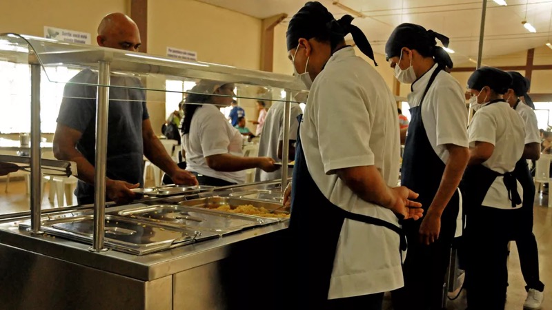 Restaurantes têm horário ampliado, e salas podem receber 100% dos alunos a partir desta segunda no Ceará