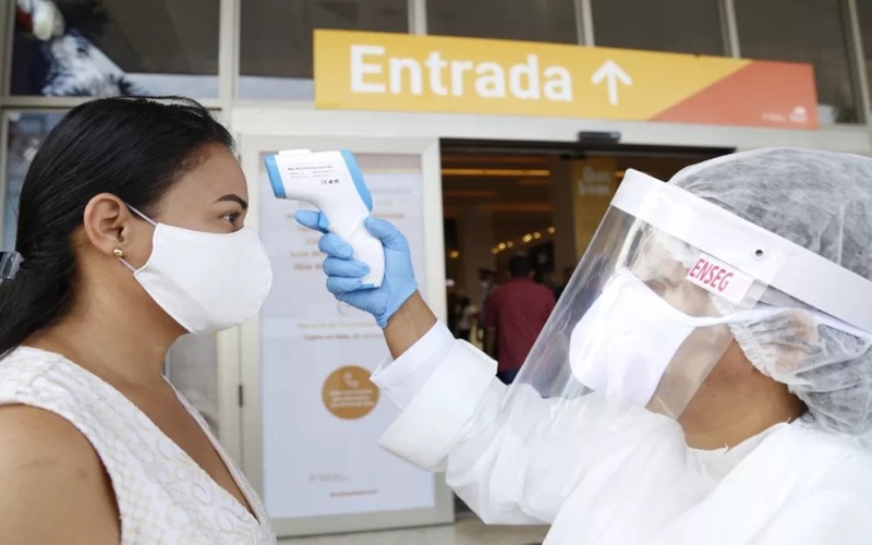 Aferição de temperatura das pessoas na entrada não é mais obrigatória nos estabelecimentos do Ceará
