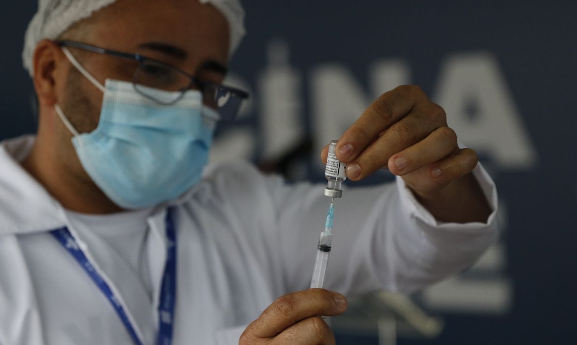 Covid-19: mortes caem 27% e casos, 25%, em uma semana