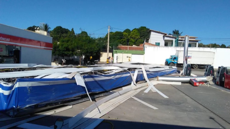 Teto de posto de combustível desaba após vento forte em Juazeiro do Norte