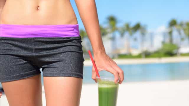 Contra o inchaço beba este sumo verde detox (com apenas 3 ingredientes)