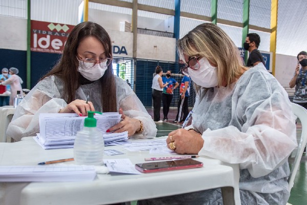 Juazeiro do Norte realiza repescagem de segunda dose de Astrazeneca e Coronavac nesta terça (14)