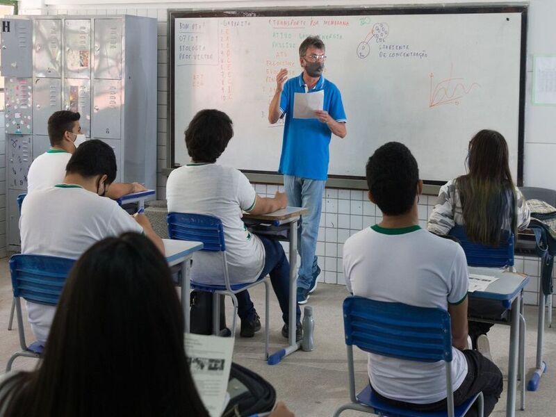 Camilo anuncia novo decreto com liberação de 100% da capacidade das salas de aula; novas regras para restaurantes também estão valendo