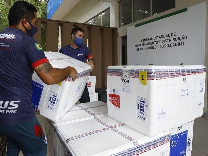 Novo lote com 233 mil vacinas da AstraZeneca e Pfizer chega hoje (24) ao estado do Ceará