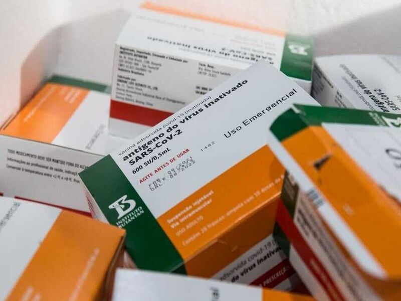 Lote com 300 mil doses da CoronaVac será distribuído a 55 municípios do Ceará, diz secretário