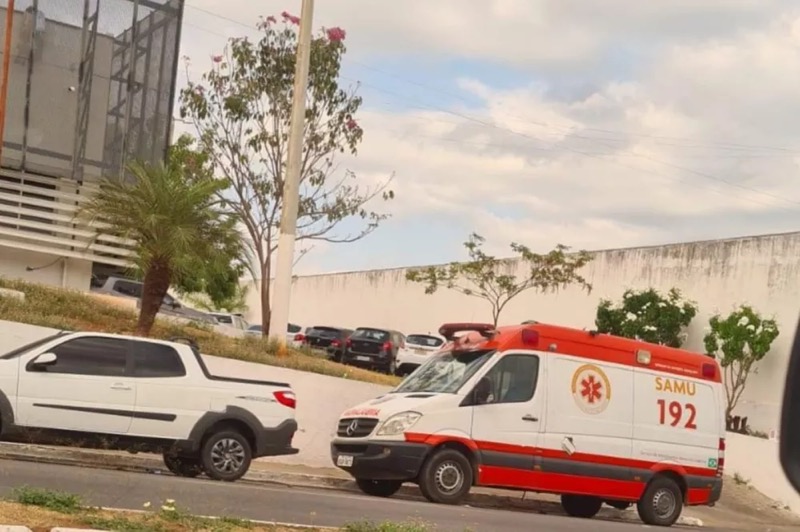 Mecânico é flagrado dirigindo ambulância em alta velocidade no Crato