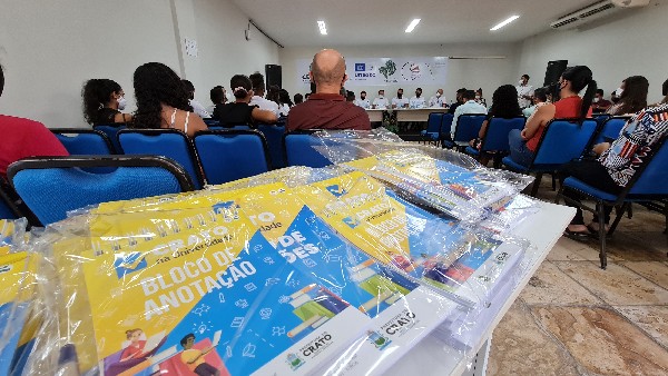 550 jovens recebem kits educativos do Programa Crato na Universidade