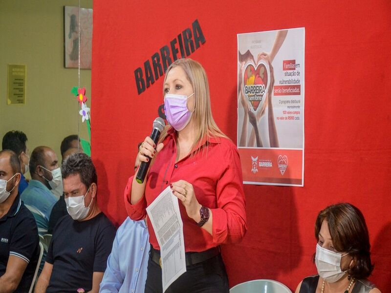 Prefeita de Barreira abre mão de salário para custear auxílio mensal a famílias de baixa renda