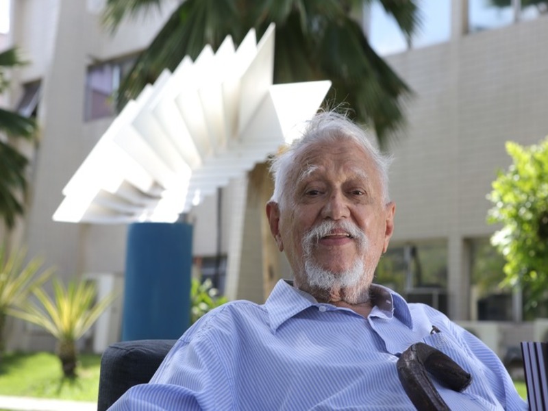 FORTALEZA, CE, BRASIL, 30-12-2014: Sérvulo Esmeraldo, 85, artista plástico, criador da escultura 