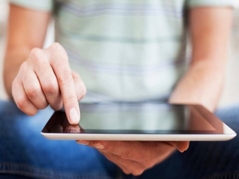 Alunos da 2ª série do Ensino Médio recebem tablets distribuídos pelo Governo do Ceará