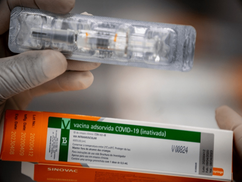 CoronaVac tem eficácia contra Ômicron, mostra estudo preliminar