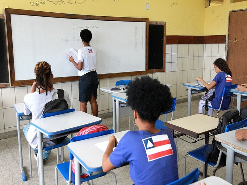 Salário de professor deve ficar isento de Imposto de Renda, determina projeto