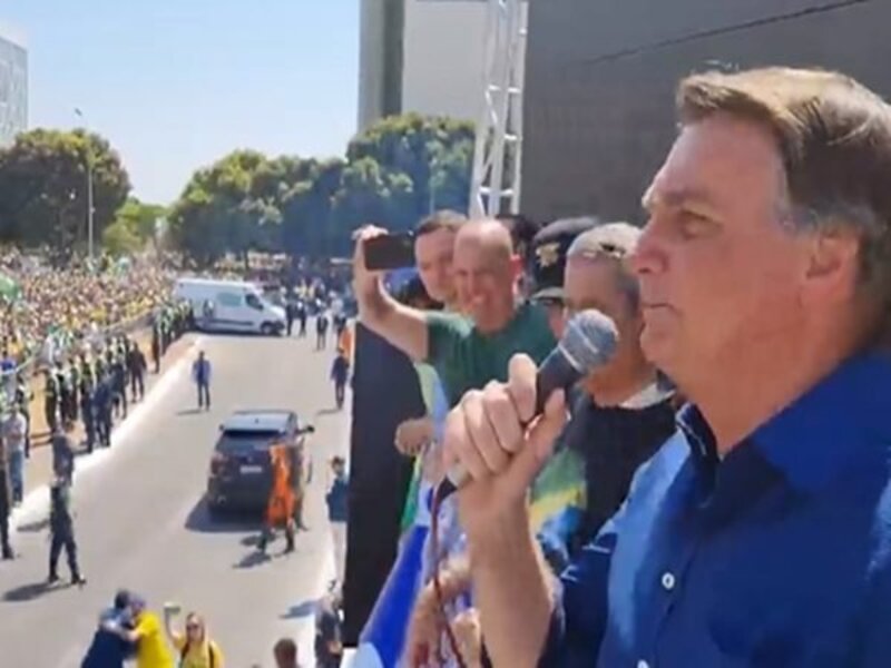 Bolsonaro faz ameaça golpista ao Supremo em discurso para apoiadores em Brasília