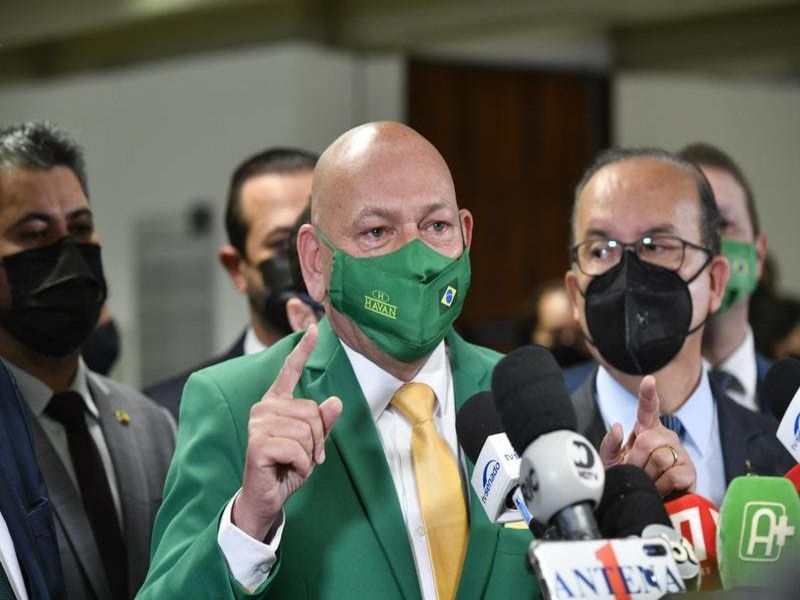 Hang irrita a CPI com placas, Omar pede para um advogado do depoente sair e suspende a sessão
