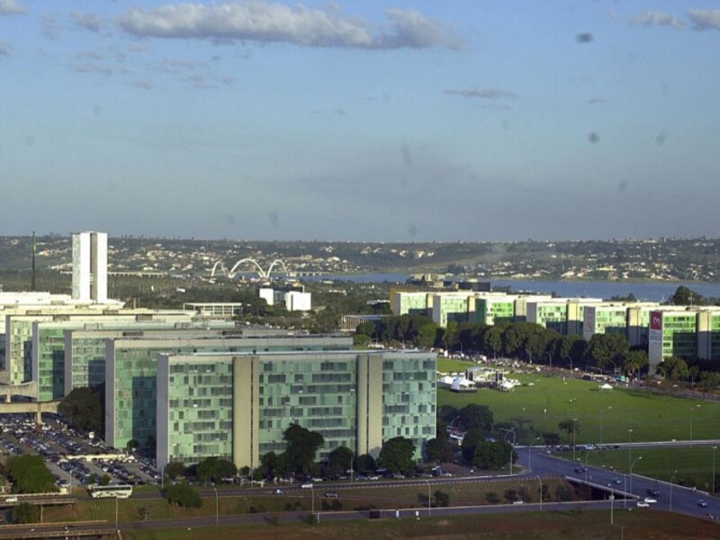 Servidores voltam ao trabalho presencial em outubro, determina Governo Federal