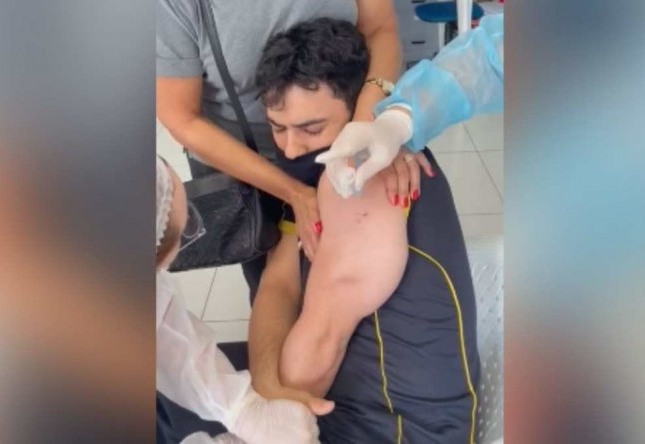 Personal com fobia de agulhas, desmaia durante a aplicação da vacina contra a Covid em Juazeiro do Norte