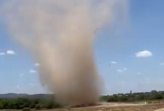 Redemoinho de poeira ‘Dust Devil’ surpreende motorista em Crato